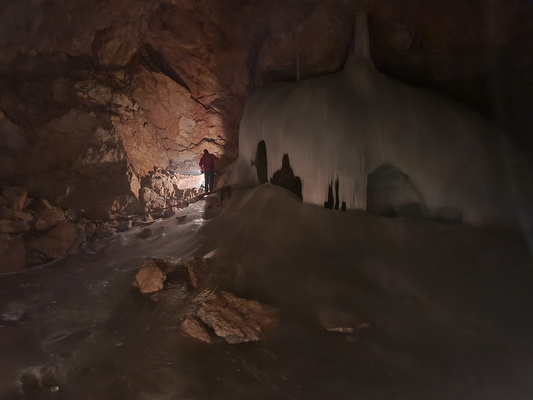 In der Eisriesenwelt