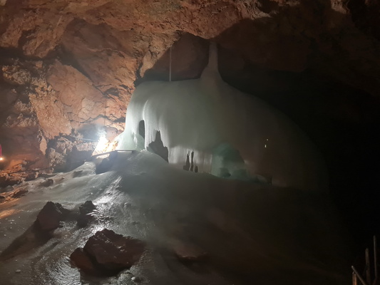 In der Eisriesenwelt